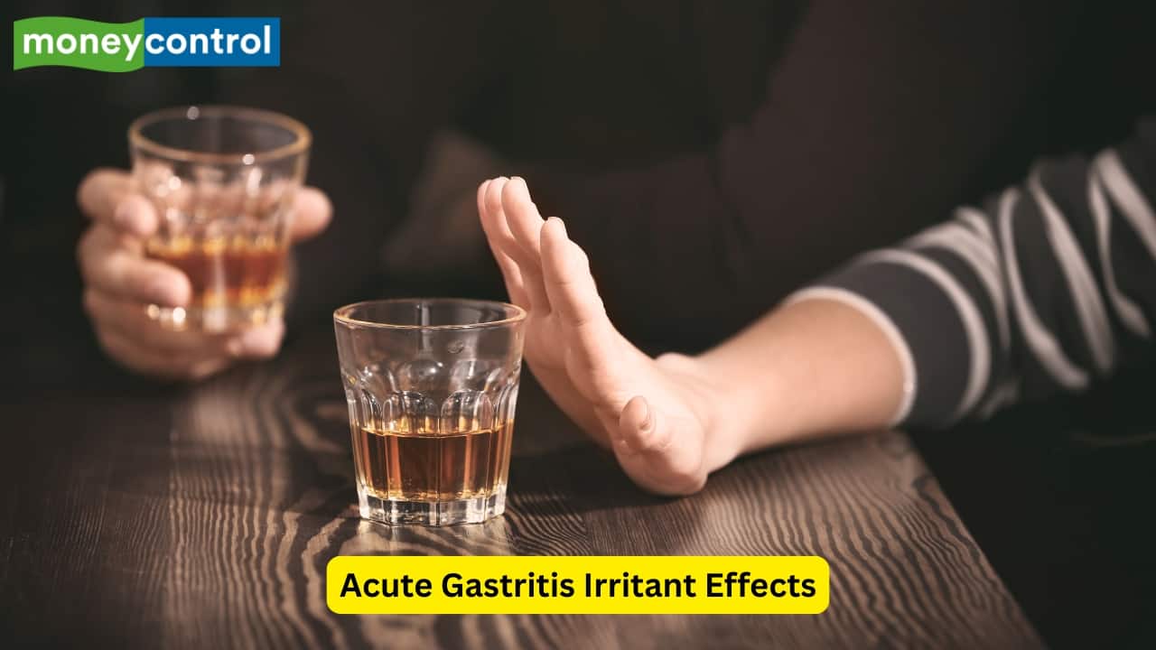 Acute Gastritis Irritant Effects Acute gastritis often results from direct irritation by medications like NSAIDs or consumption of alcohol. These irritants disrupt the tight junctions in the stomach and can cause oedema and even haemorrhage. In severe cases, gastrointestinal bleeding can occur. (Image: Canva) Acute Gastritis Irritant Effects Acute gastritis often results from direct irritation by medications like NSAIDs or consumption of alcohol. These irritants disrupt the tight junctions in the stomach and can cause oedema and even haemorrhage. In severe cases, gastrointestinal bleeding can occur. (Image: Canva)