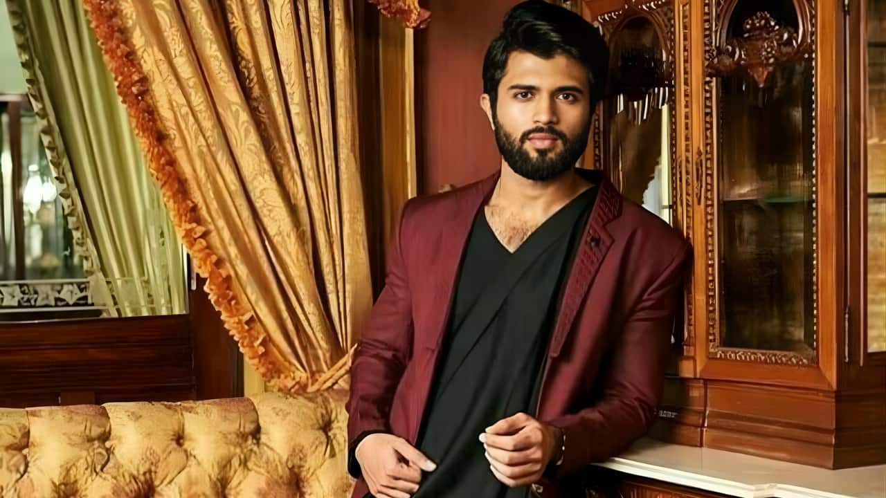 The Burgundy Jacket Layer This color-block fusion is straightforward and efficient. The deep burgundy/maroon blazer stands out against a simple black kurta and pants. An attractive, elongating impression is produced by the black V-neck kurta and the blazer's somewhat longer line. For individuals who like to add a jacket to their ethnic attire without going with a bulky sherwani, this style is an excellent model.