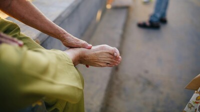 Always have cold hands and feet? It may be more than just winter chill. Learn what CHHF, PAD, and vascular health can reveal about your body (Image: Pexels)
