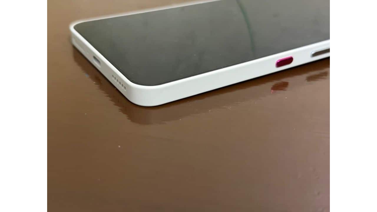 Software created to reduce visual clutter Designer Jad Zock developed a custom lock screen clock using varying font weights for cleaner readability, plus four exclusive wallpapers that tie the device’s colours to its interface for a more unified aesthetic. Software created to reduce visual clutter Designer Jad Zock developed a custom lock screen clock using varying font weights for cleaner readability, plus four exclusive wallpapers that tie the device’s colours to its interface for a more unified aesthetic.