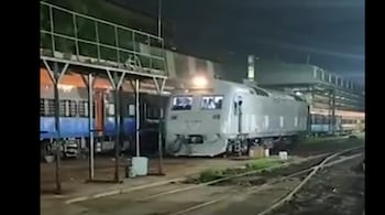 The Minister said that the Hydrogen Train-set features many prominent elements, including a train designed and developed in India, demonstrating Indian Railways' commitment to Atmanirbhar Bharat.