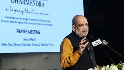 Amit Shah gives tribute to Dharmendra on his prayer meet