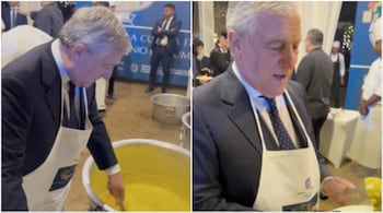 The Italian minister served food at an event attended by diplomats, Indian officials, business leaders, and cultural representatives. (Image credit: Antonio Tajani/X)