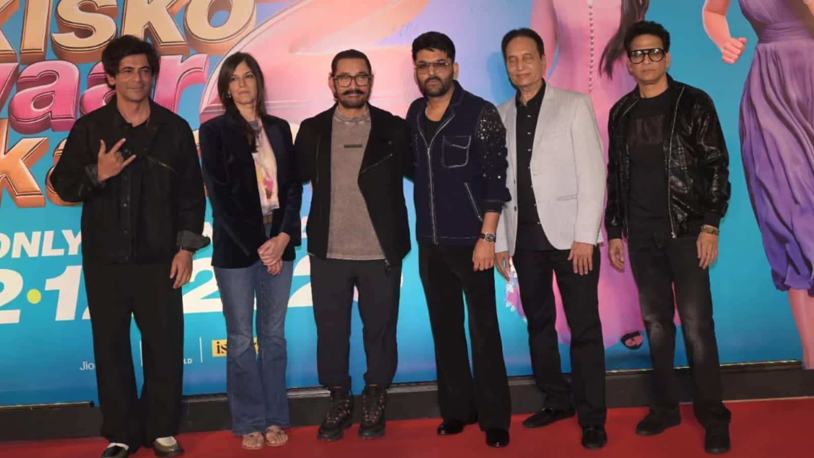Aamir Khan dances with Kapil Sharma as he attends the premiere of Kis Kisko Pyaar Karoon 2 with girlfriend Gauri Spratt