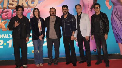 Kapil Sharma with Aamir Khan, his girlfriend Gauri Spratt, Sunil Grover, producer Ratan Jain, and others. (Image: Viral Bhayani)
