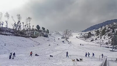The southern district of Pulwama was recorded as the coldest inhabited place in Jammu & Kashmir, with the mercury plunging to -5.5 degrees Celsius. 