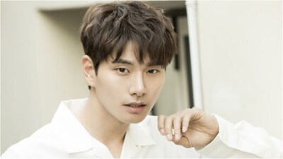 In her latest update, A posted a screen-recorded video of her phone, showing what she says are original direct messages exchanged with Lee Yi Kyung.