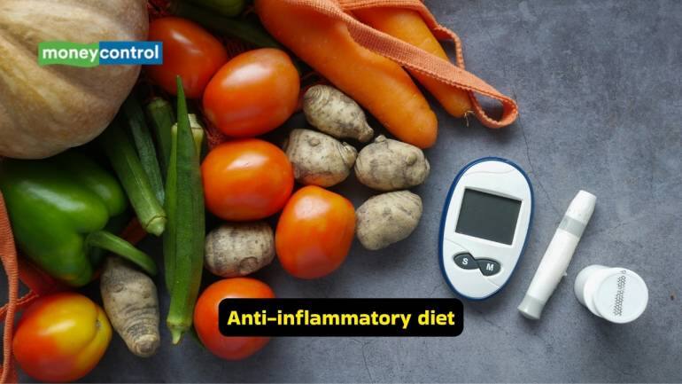 Anti-inflammatory diet She shared that anti-inflammatory diets contain adequate dietary fibre, which helps reduce fracture risk. Studies show that patients with rheumatoid arthritis have reduced short-chain fatty acid levels, and higher short-chain fatty acid levels have been associated with less progression of arthritis. She shared her favourite sources of dietary fibre along with the amount they contain. These are affordable and accessible. 