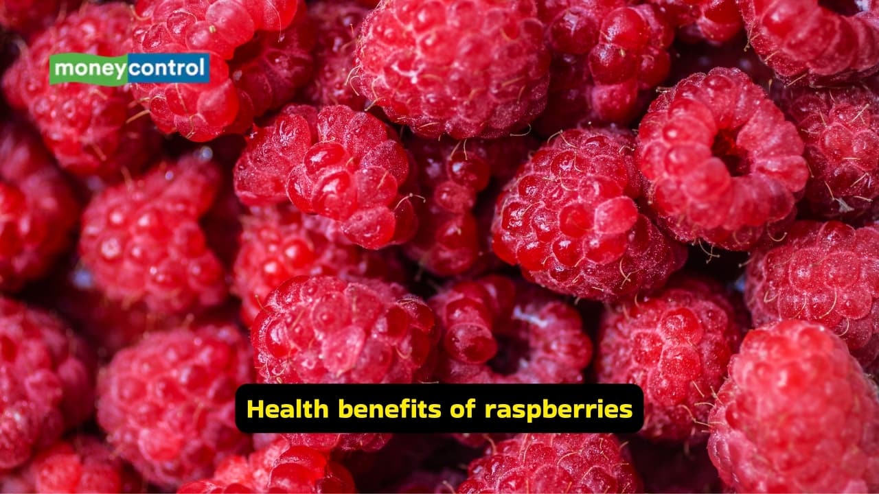 Health benefits of raspberries These can be frozen or fresh. One cup gives you 9 grams of fibre, which is higher than other berries. Have them alone or with yogurt or breakfast oatmeal.