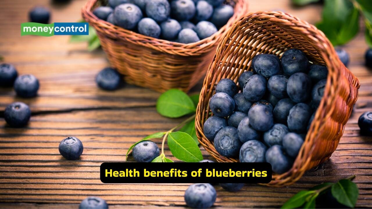 Health benefits of blueberries They have many benefits because they are rich in antioxidants. One cup contains 8 grams of fibre. These can also be consumed as a snack, with yogurt, or with breakfast oatmeal.