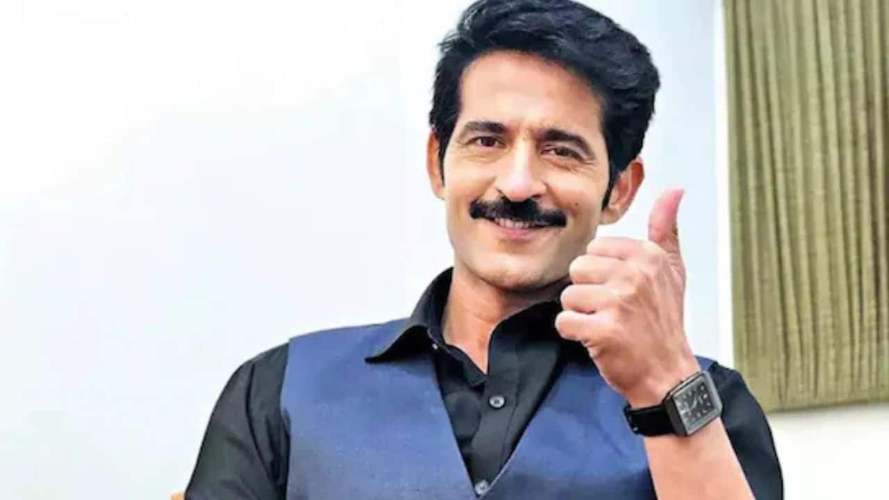 Hiten Tejwani Hiten Tejwani, known for portraying Karan Virani in Kyunki Saas Bhi Kabhi Bahu Thi 2, attended Saint Francis D’Assisi High School and subsequently graduated from Jai Hind College in Mumbai. Prior to his TV career, he delved into theater and modeling.