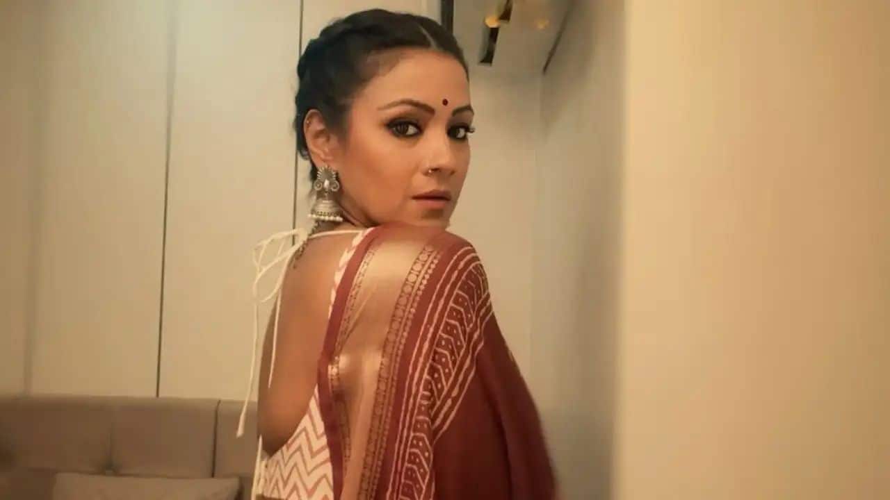 Barkha Bisht Playing Noina in the daily soap, she completed her schooling from Kendriya Vidyalaya Fort William in Kolkata and earned a Bachelor of Commerce (B.Com) degree from Symbiosis College in Pune. Her father's career in the Indian Army led the family to live in various military towns, and she began modeling during her college years.