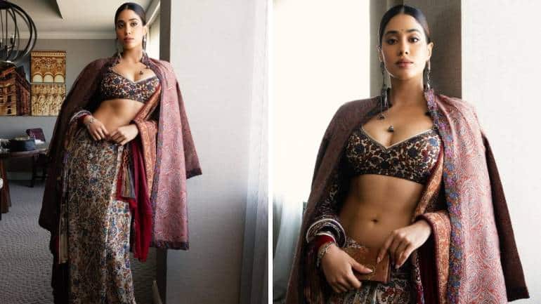 Jahnvi Kapoor in long jacket (Images: @rheakapoor/Instagram)