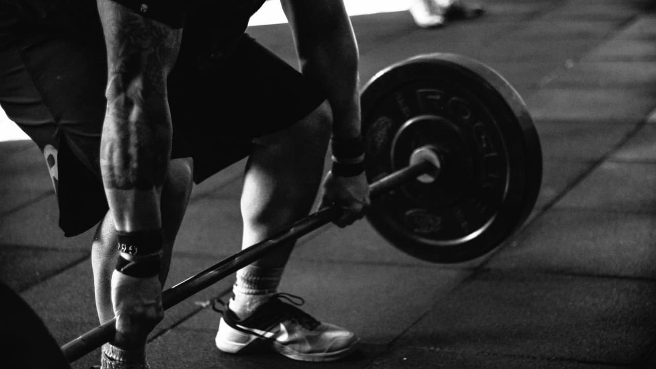 27-YO man experiences vision loss in one eye after doing deadlifts; This is what a doctor said about it
