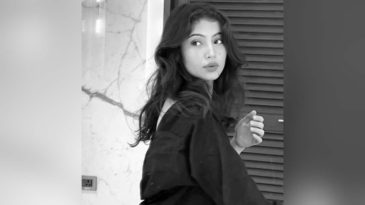 Black charm Sara looked stunning in this black-and-white picture posted on her Facebook page. She sported a black dress and flaunted a quirky pose for the cameras.