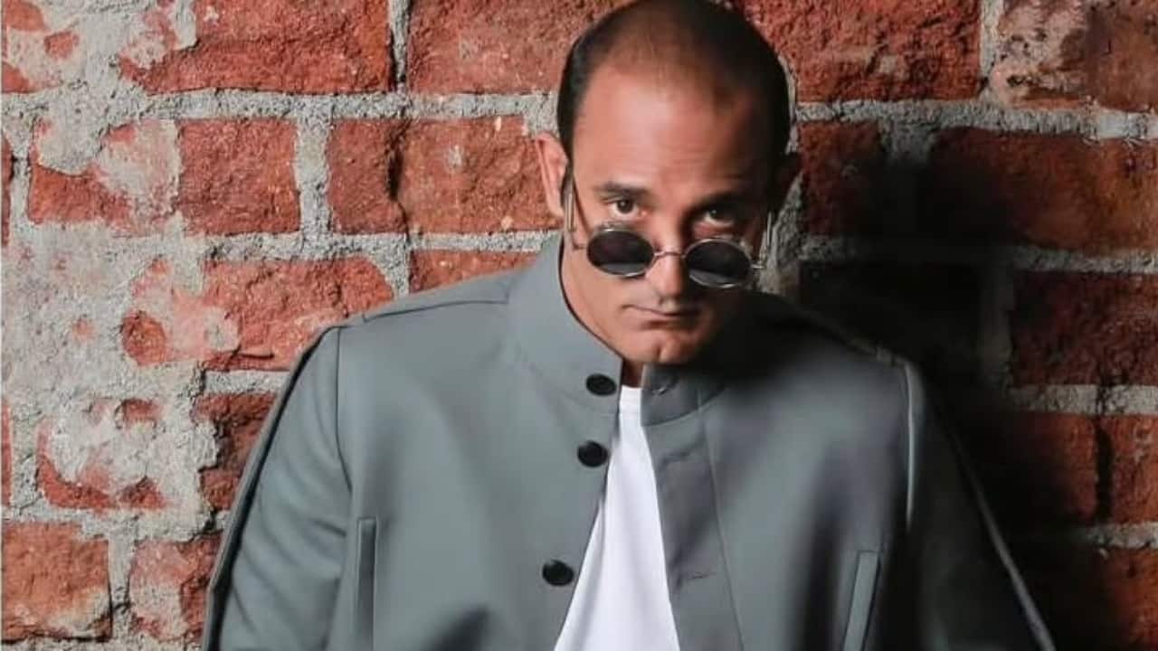Akshaye Khanna suffered from premature balding at 19; Dermatologist explains common causes, symptoms and ways to stop hair fall