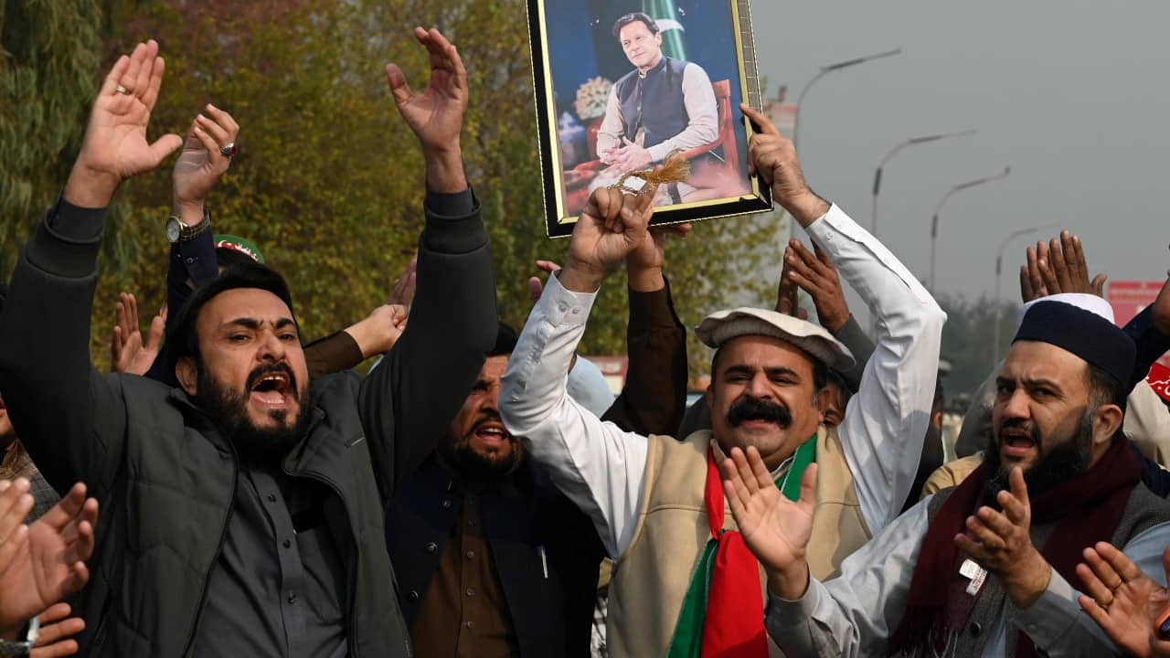 High drama outside Adiala Jail as police stop Imran Khan’s sisters, Aleema Khan leads PTI foot march