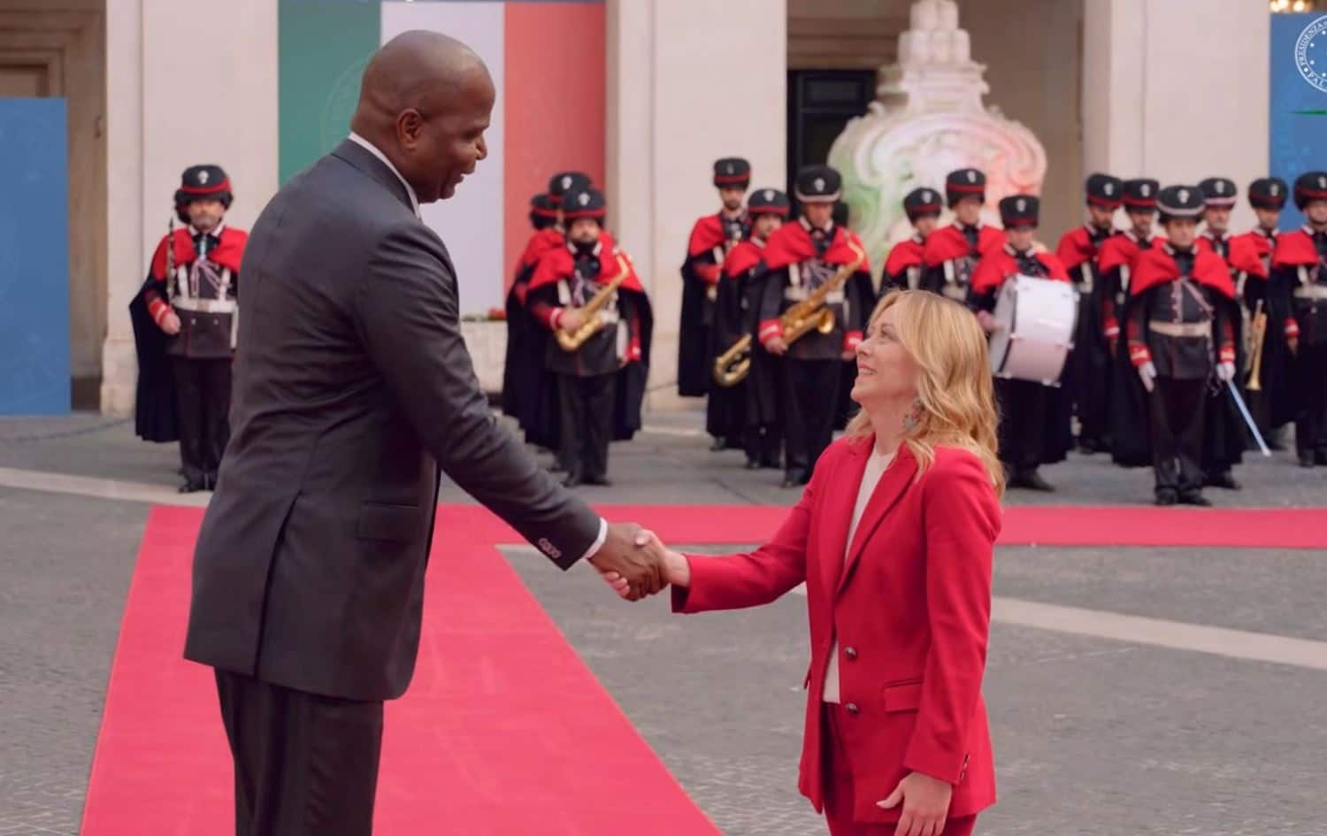 When height stole the spotlight: 5’2 Meloni meets Mozambique’s 6’8 President in Rome | Video