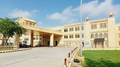 Jaisalmer railway station’s Rs 140 crore makeover blends heritage architecture with modern amenities, setting a new benchmark for passenger comfort in Rajasthan. (Image: X/ @RailMinIndia)
