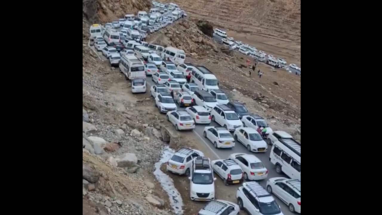 Video: Rohtang Pass traffic jam leaves internet stunned with no long-weekend in sight