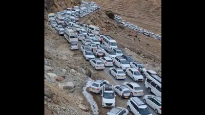 The clip shows a road choked with traffic, sparking concerns about the environmental strain on Himachal Pradesh’s fragile hill ecosystem.