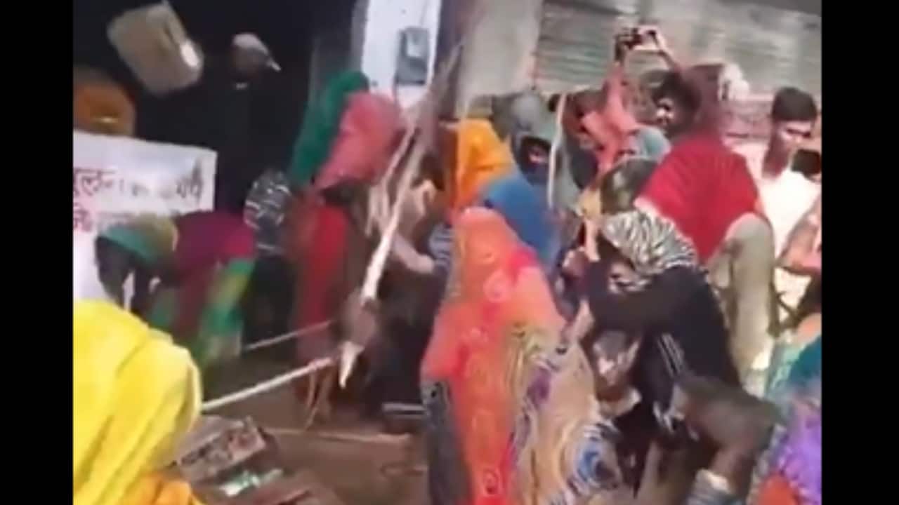 Fed up with alcohol abuse, Agra women attack highway liquor shop in viral video | WATCH