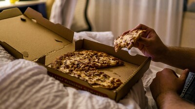 Eating late at night isn’t harmless. Experts warn it can trigger acid reflux, heartburn, and long-term digestive issues. Learn how meal timing affects your gut. (Image: Pexels)
