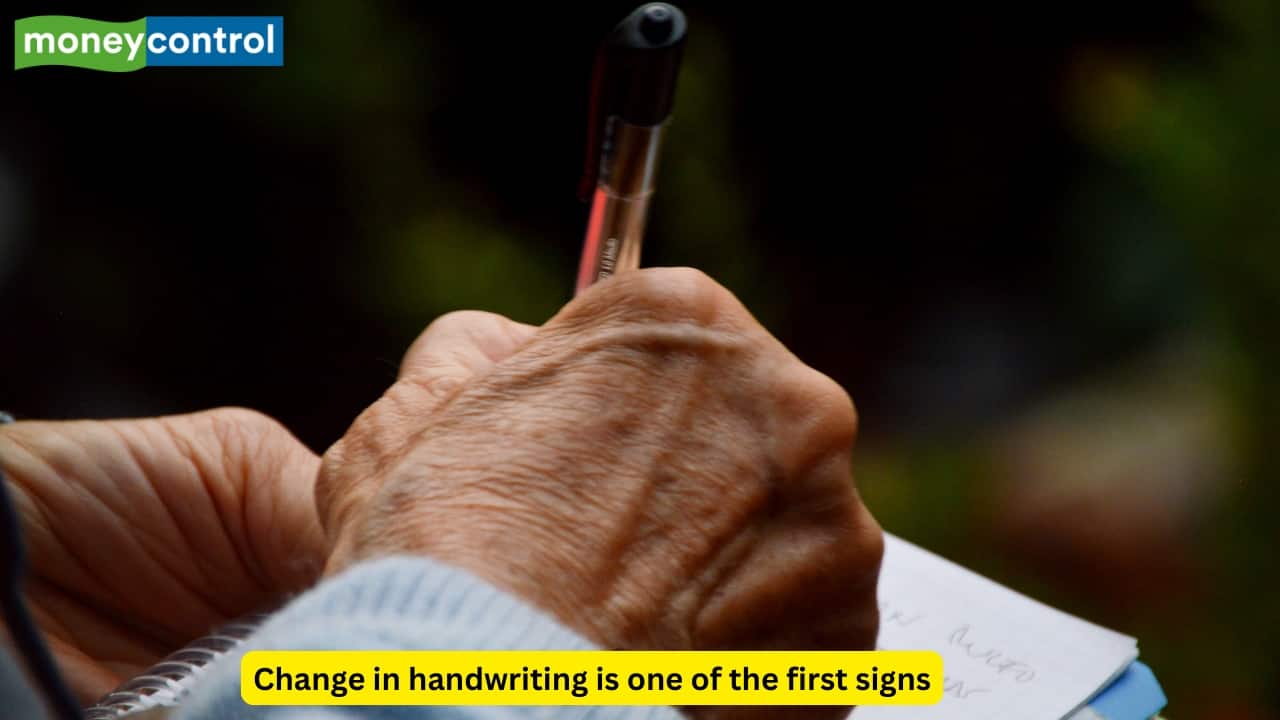 Handwriting abnormalities One of the earliest signs of development of Parkinson’s disease is a change in the handwriting. It becomes smaller, and more cramped. This is a result of bradykinesia and impaired fine movements in affected individuals. 