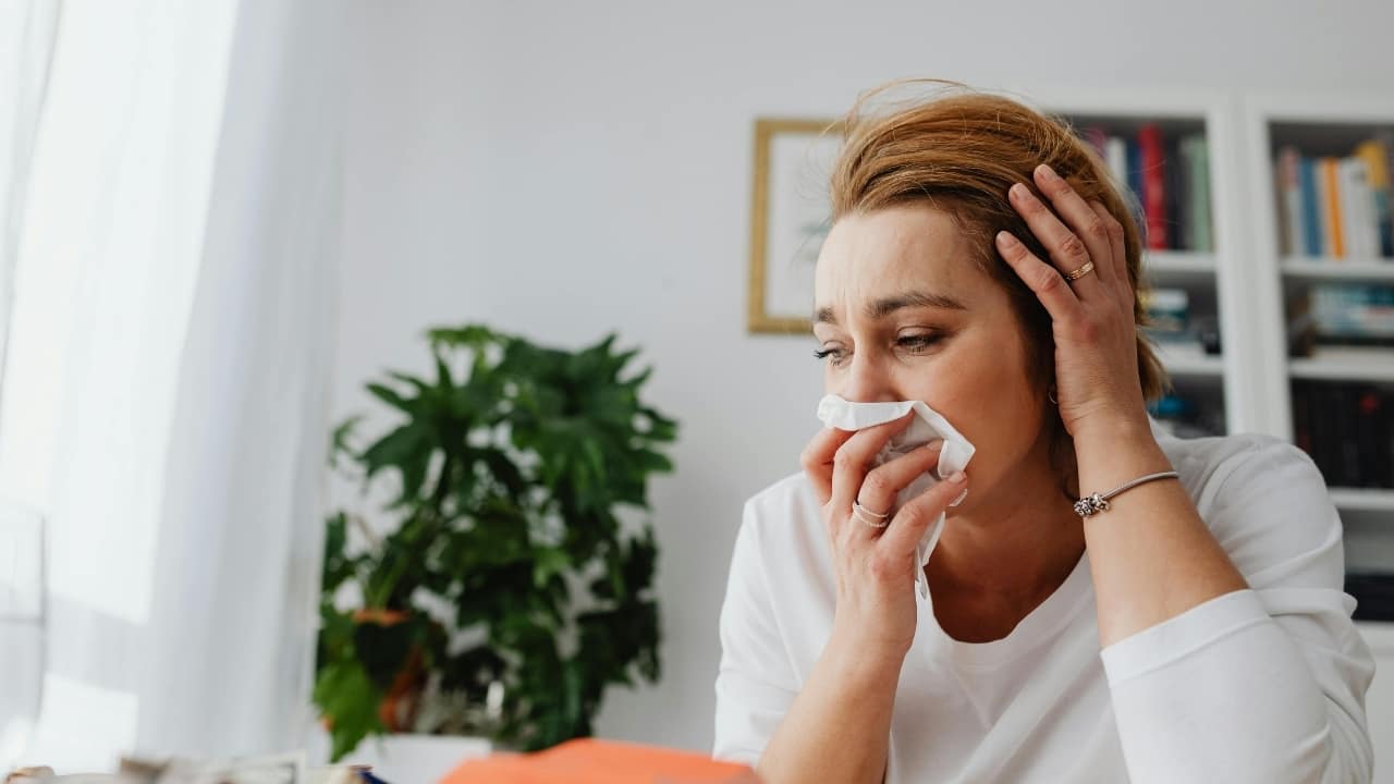 Air pollution and dust can trigger rhinitis, stop non-stop sneezing and runny nose with these easy tips