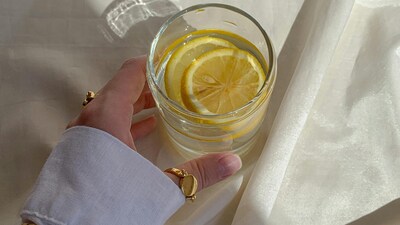 Nutritionist says that taking warm water with lemon in it doesn't really help in burning fat. (Picture Credit: Pexels)