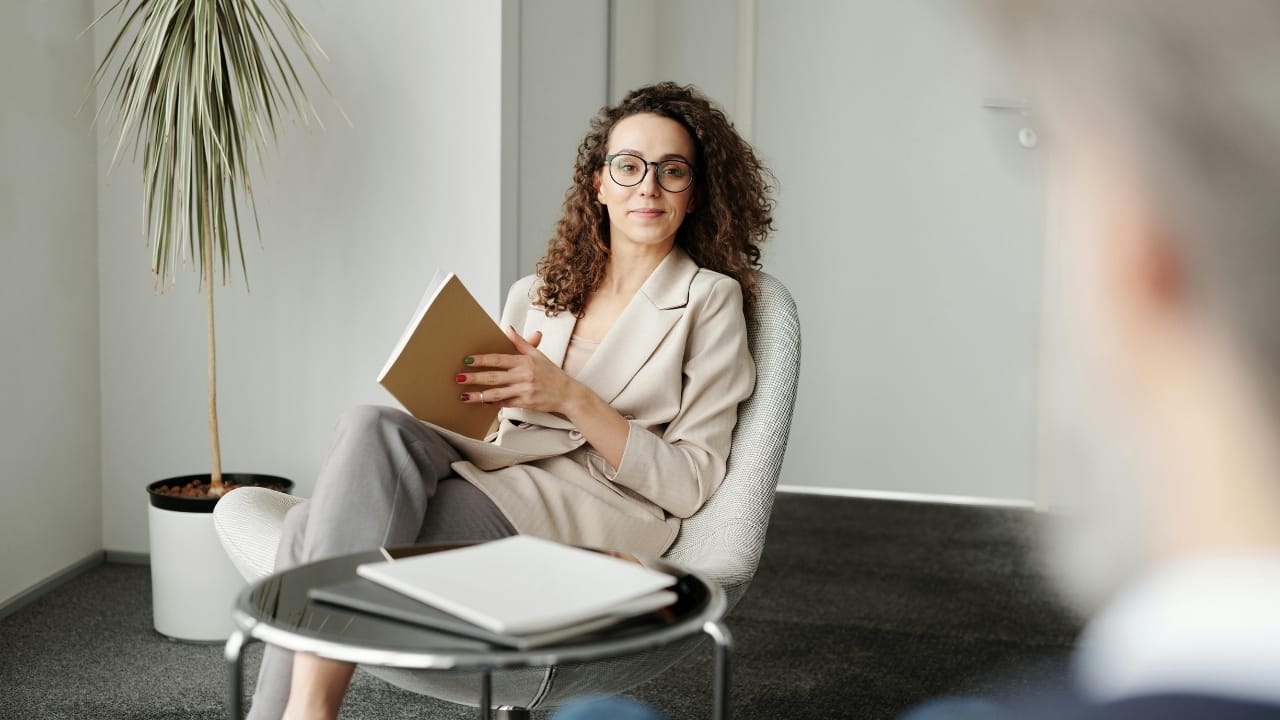 Your leg position when you sit reveals everything about your personality, get details here