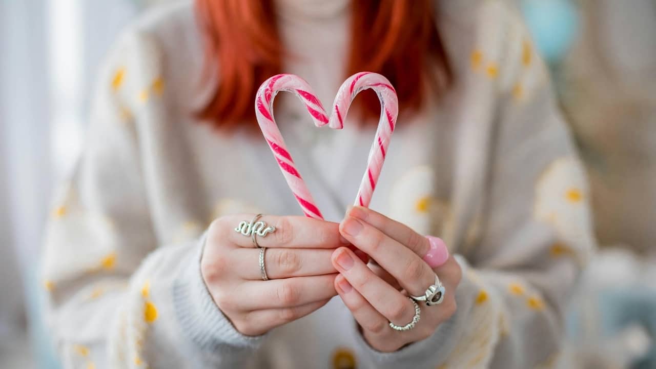 Hard Christmas candies can cause toothaches, break fillings, crack teeth; Top dental surgeon on how to chew safe