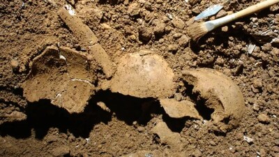 Archaeological work at Grotta della Monaca uncovered human skeletal remains. (Image: Felice Larocca, CRS "Enzo dei Medici")