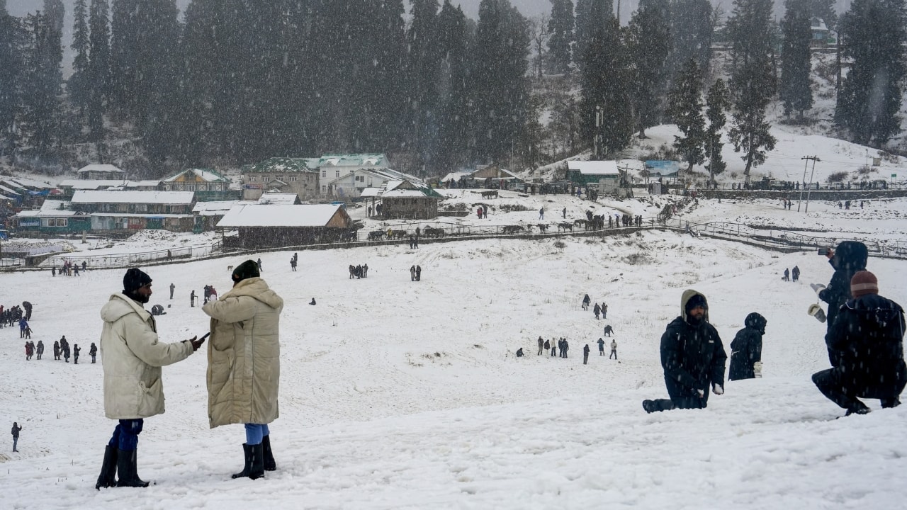 The iconic ‘pheran’ and winter traditions Winter in Kashmir isn’t just about snow — it’s also about culture. During Chillai Kalan, locals don the traditional pheran, a long woollen cloak that provides warmth against biting temperatures. For travellers, this is a chance to witness everyday life shaped by centuries-old winter traditions.
