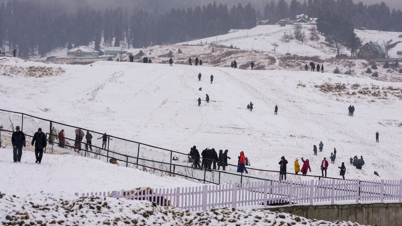 What exactly is Chillai Kalan? Chillai Kalan marks the harshest phase of winter in Kashmir, when temperatures routinely dip below zero. During this period, water bodies freeze, frost coats rooftops and the Valley takes on a monochrome white glow. For locals, it’s a test of endurance; for travellers, it’s Kashmir at its most cinematic.