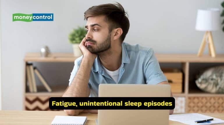 Fatigue, unintentional sleep episodes Clinical features include fatigue, lack of concentration, and unintentional sleep episodes while performing routine activities such as reading or driving. These symptoms result from repeated nocturnal awakenings and fragmented sleep, leading to non-restorative sleep patterns. 