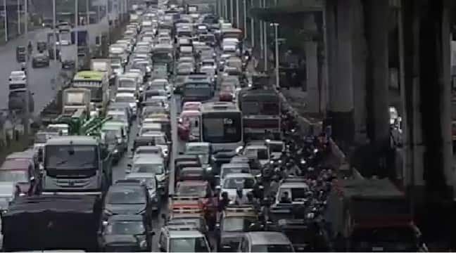 Mumbai chokes on 15 lakh cars; vehicular density hits alarm bell at 753 per km