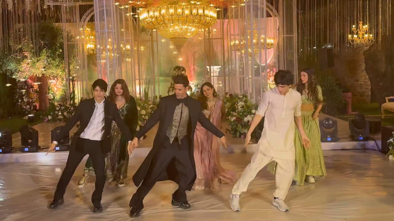 Herthic Roshan Friend Hrithik Roshan dances with sons Hrehaan, Hridhaan and girlfriend Saba ...