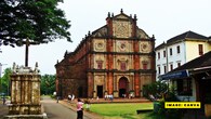 <strong>Basilica of Bom Jesus, Goa:</strong> Home to the relics of St. Francis Xavier, this 16th-century church hosts powerful Midnight Mass, Latin and Konkani hymns, and a festive crowd, making Christmas feel sacred and grand.