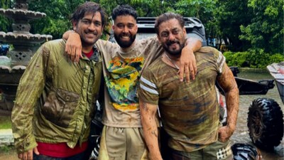 Salman Khan poses with MS Dhoni and AP Dhillon