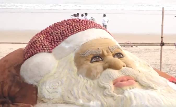 Santa Claus sculpture crafted from 1.5 tonnes of apples stuns Odisha beach