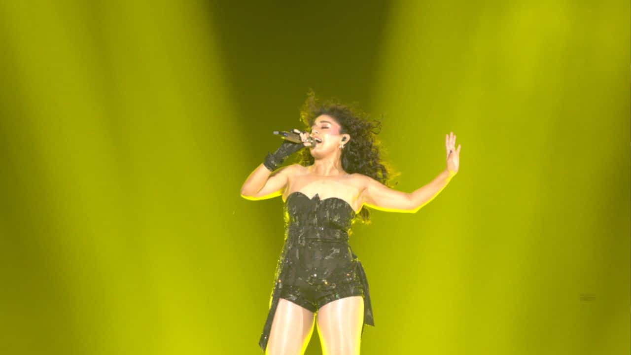Sunidhi Chauhan launches ‘I Am Home India Tour’ in Mumbai with record-breaking 20,000+ crowd