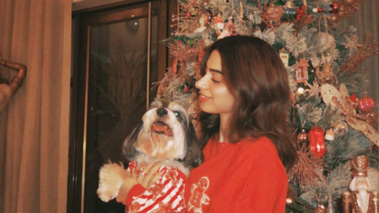 Khushi Kapoor Khushi Kapoor embraced the cosy Christmas vibe in a chic pyjama set that balanced comfort with understated glamour. Her relaxed look perfectly complemented the intimate celebrations, making her festive style both relatable and trend-forward.