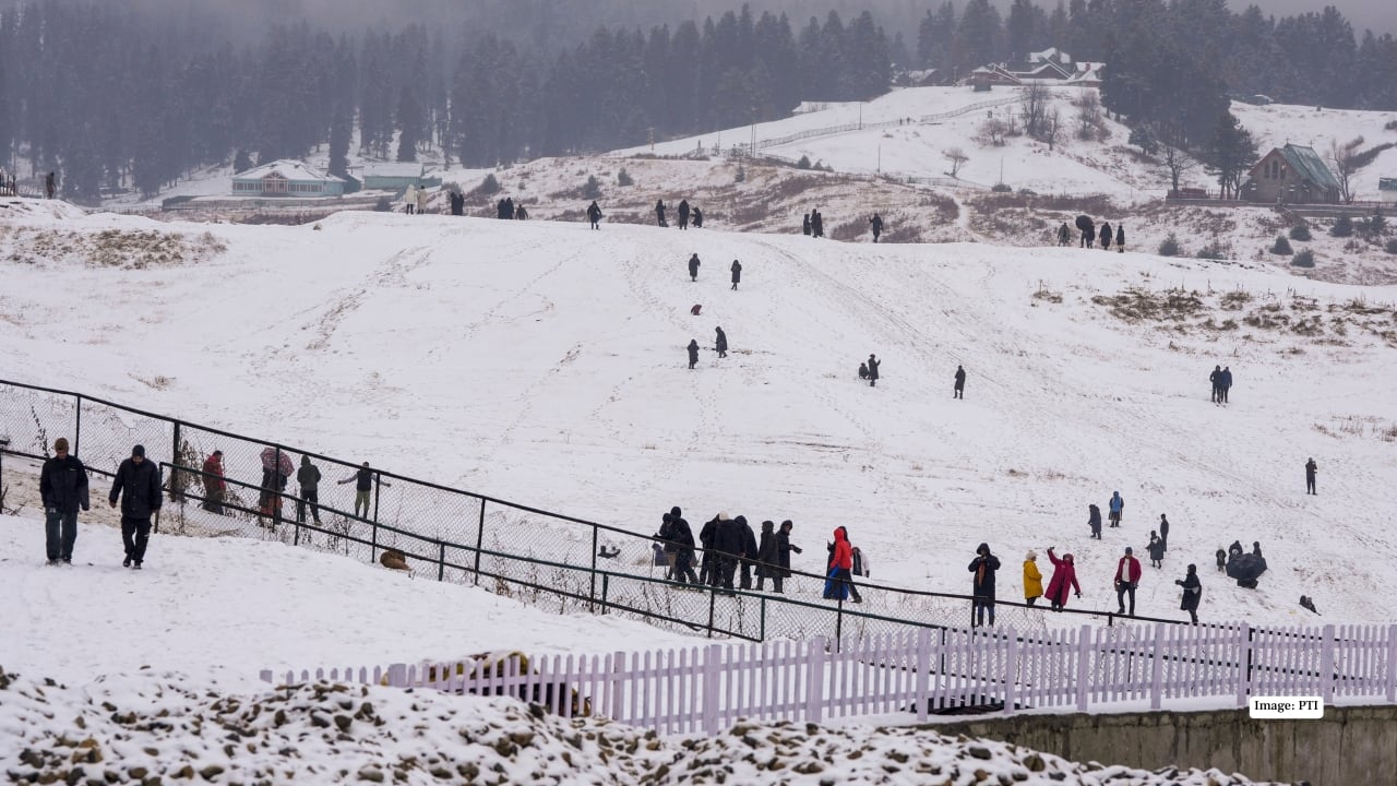 Fresh snowfall revives Gulmarg winter tourism: Why tourists are returning