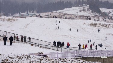 Fresh snowfall revives Gulmarg winter tourism: Why tourists are returning