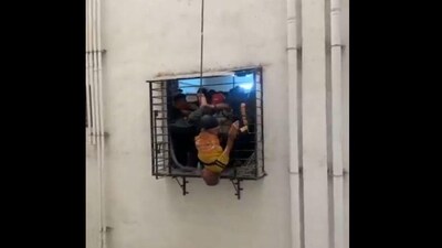 सूरत में 10वीं मंजिल से फिसला शख्स, 8वीं मंजिल की ग्रिल से लटका; नाटकीय बचाव.