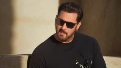 Bollywood actor Salman Khan turned 60 on December 27, 2025. The actress threw a mid-night birthday bash with several celebrities from the entertainment industry in attendance. Pics from his birthday party is going viral on social media.