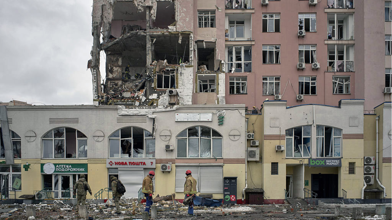 Zelensky heads to US to meet Trump as Russia bombards Kyiv