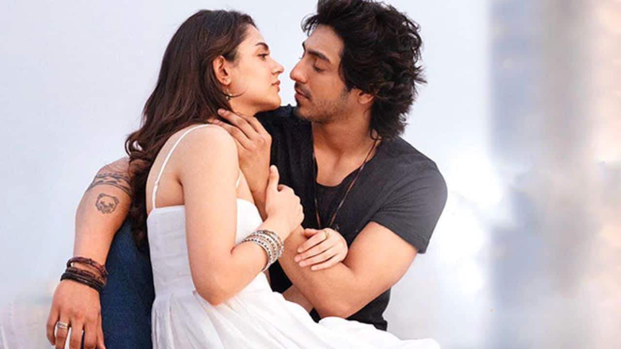 Saiyaara The romantic title song from Saiyaara emerged as the most-watched Hindi track of 2025 on YouTube. Its soulful melody, emotional lyrics and strong visual appeal helped it cross record-breaking viewership, making it a favourite across age groups.
