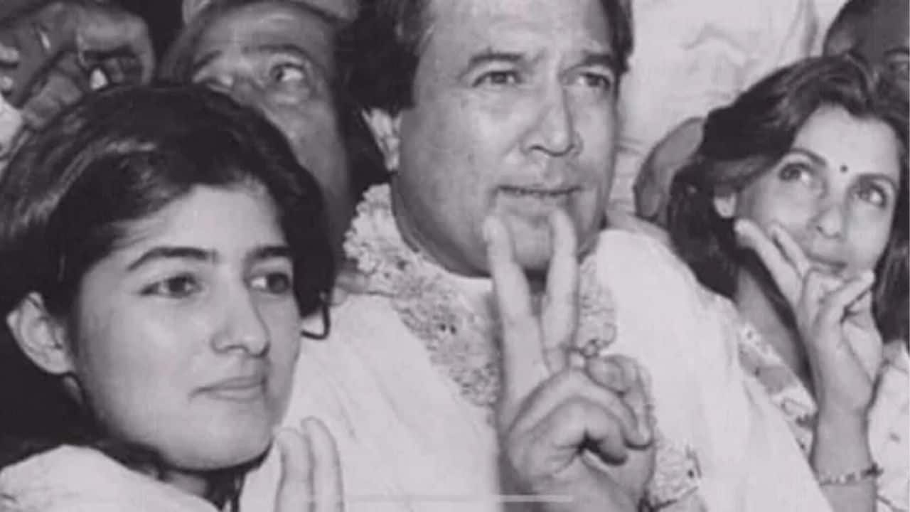 This image shows Rajesh Khanna at the centre, flanked by his daughter Twinkle Khanna and wife Dimple Kapadia during a public moment. Rajesh Khanna appears calm and composed, making a subtle victory sign while wearing a garland.